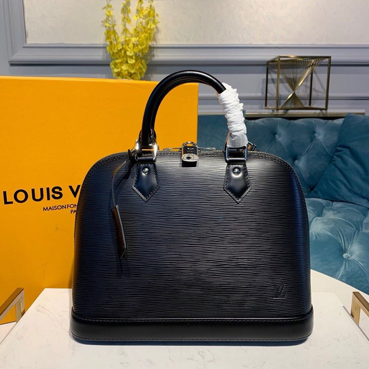 Louis Vuitton Alma PM Bag 32cm Epi Canvas Fall/Winter Collection M40302, Black
