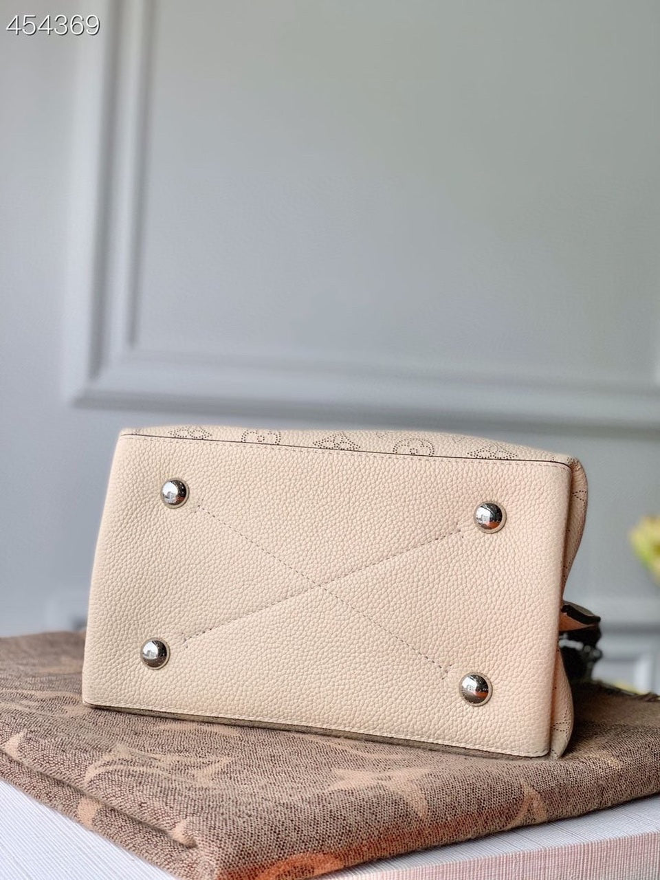 Louis Vuitton Muria Bag 22cm Mahina Calfskin Leather Spring/Summer Collection M55801 Cream